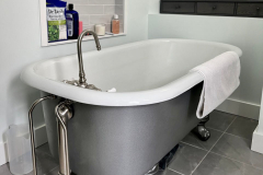 Clawfoot tub 